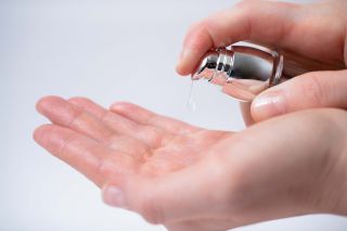 💧 Perfektní řešení pro suchou a unavenou pleť!“ Věděli jste, že kyselina hyaluronová může zadržet až 1000x svou hmotnost...