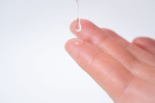 Jak správně zařadit kyselinu hyaluronovou do vaší každodenní péče o pleť? Podívejte se na náš jednoduchý návod! 👇 Kyselina...